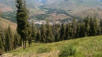 Paisagem montanhosa com uma cidade aninhada em um vale.