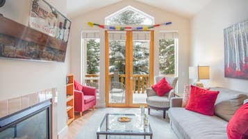 Appart'hôtel, plusieurs lits, patio, vue montagne (Snow Star Condo 24) | Coin séjour | Télévision à écran plat de 42 pouces avec chaînes numériques