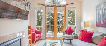 Snowstar Hideaway - Hot Tub, Gym, Walk to Ski Lift