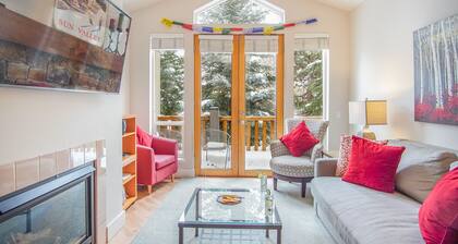 Snowstar Hideaway - Hot Tub, Gym, Walk to Ski Lift