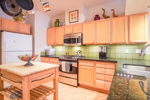 Condo, nhiều giường, sân hiên, quang cảnh núi (Snow Star Condo 24) | Bếp riêng | Bàn ăn