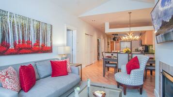 Condo, nhiều giường, sân hiên, quang cảnh núi (Snow Star Condo 24) | Khu phòng khách | TV màn hình phẳng 42-inch có truyền hình kỹ thuật số