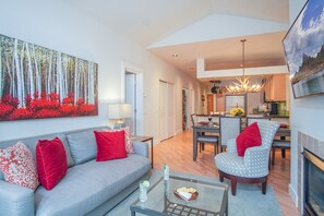 Condo, nhiều giường, sân hiên, quang cảnh núi (Snow Star Condo 24) | Khu phòng khách | TV màn hình phẳng 42-inch có truyền hình kỹ thuật số 