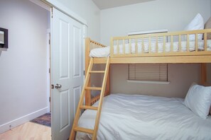 Lejlighed - flere senge - terrasse - bjergudsigt (Snow Star Condo 24) | 3 soveværelser, individuelt design, individuel indretning, sengetøj