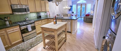 Condo, varias camas, patio, vista a la montaña (Snow Star Condo 24) | Cocina privada | Comedor