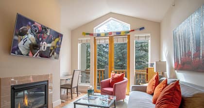 Snowstar Hideaway - Hot Tub, Gym, Walk to Ski Lift