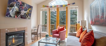 Snowstar Hideaway - Hot Tub, Gym, Walk to Ski Lift