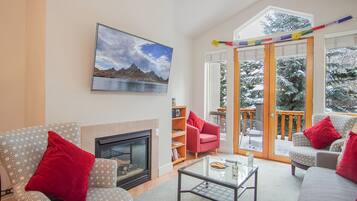 Appartement, meerdere bedden, patio, uitzicht op bergen (Snow Star Condo 24) | Woonruimte | Een 42-inch flatscreentelevisie met digitale zenders