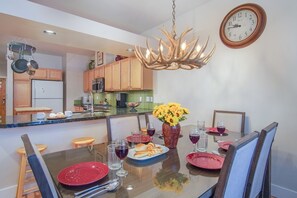 Condo, nhiều giường, sân hiên, quang cảnh núi (Snow Star Condo 24) | 3 phòng ngủ, trang trí khác biệt