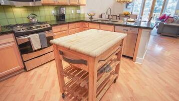 Condo, nhiều giường, sân hiên, quang cảnh núi (Snow Star Condo 24) | Bếp riêng | Bàn ăn