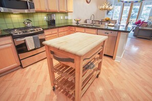 Condo, nhiều giường, sân hiên, quang cảnh núi (Snow Star Condo 24) | Bếp riêng | Bàn ăn 