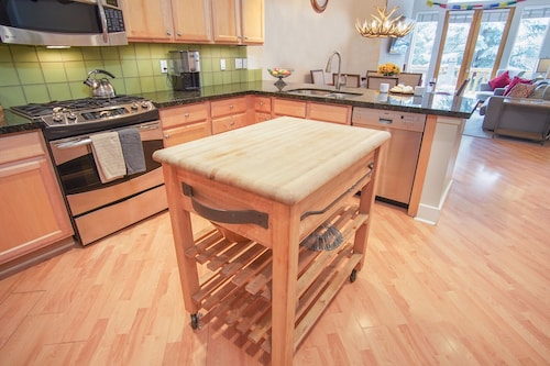 Snowstar Hideaway - Hot Tub, Gym, Walk to Ski Lift