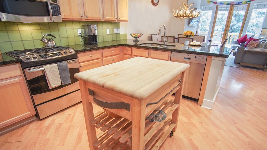 Snowstar Hideaway - Hot Tub, Gym, Walk to Ski Lift