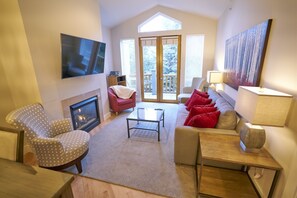 Lejlighed - flere senge - terrasse - bjergudsigt (Snow Star Condo 24) | Opholdsområde | 42-tommers fladskærms-tv med digitale kanaler