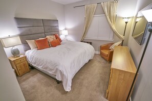 コンドミニアム ベッド (複数台) パティオ マウンテンビュー (Snow Star Condo 24) | 3 室のベッドルーム、客室ごとに異なる装飾、客室ごとに異なるインテリア、ベッドシーツ