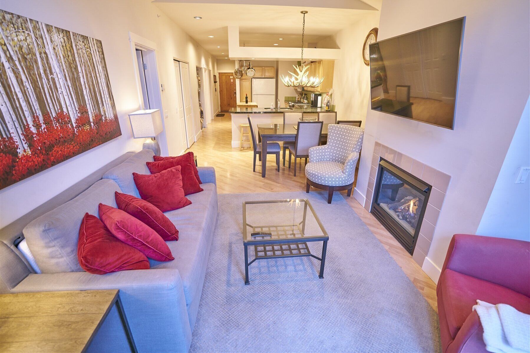 公寓式客房, 多张床, 露台, 山景 (Snow Star Condo 24) | 起居区 | 42-英寸纯平电视（配备数码频道）