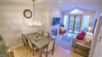 Appartement, Meerdere bedden, terras, uitzicht op bergen (Snow Star Condo 24) | Woonruimte | Een 42-inch flatscreentelevisie met digitale zenders