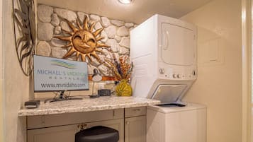 House, 1 Queen Bed with Sofa bed, Patio, Mountain View (Snow Run Haven #8) | Laundry