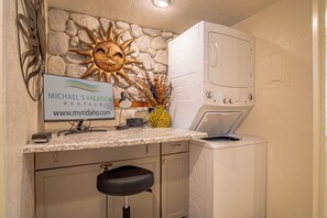 House, 1 Queen Bed with Sofa bed, Patio, Mountain View (Snow Run Haven #8) | Laundry