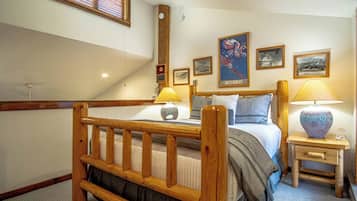 Nhà, 1 giường cỡ queen và sofa giường, sân hiên, quang cảnh núi (Snow Run Haven #8) | 1 phòng ngủ, trang trí khác biệt