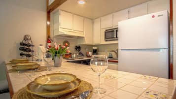 House, 1 Queen Bed with Sofa bed, Patio, Mountain View (Snow Run Haven #8) | Private kitchen | Dining tables