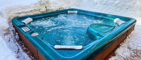 Maison, plusieurs lits, patio, vue montagne (104 Juniper-Elkhorn) | Bain à remous extérieur