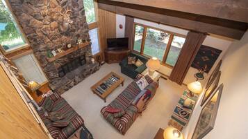 House, Berbilang Katil, Patio, Mountain View (104 Juniper-Elkhorn) | Ruang tamu | 42 inci televisyen skrin rata dengan digital