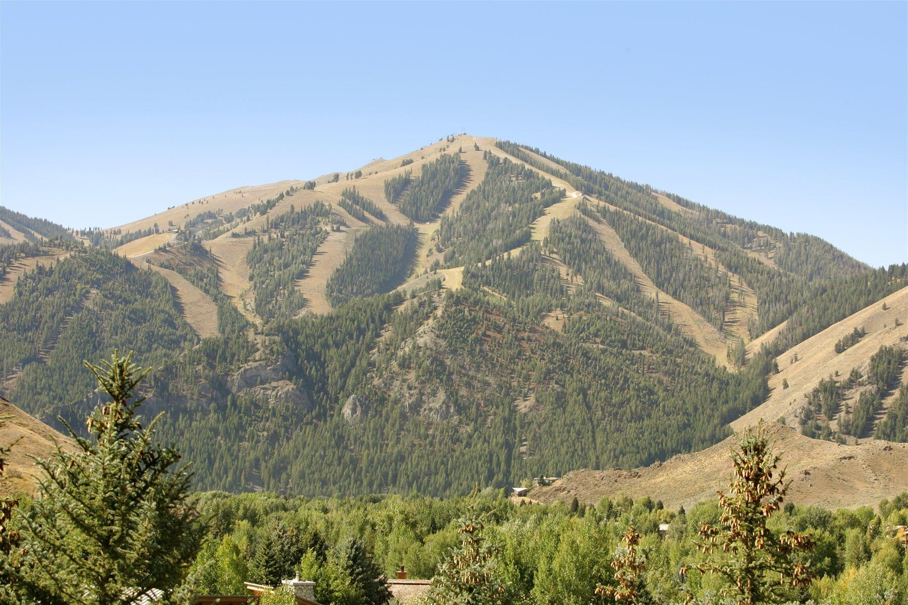 Eine Berglandschaft mit blauem Himmel.