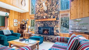 独立别墅, 多张床, 露台, 山景 (104 Juniper-Elkhorn) | 起居区 | 42-英寸纯平电视(配备数码频道)