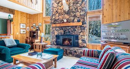 #104 Private Hot Tub, 2 car Garage, Abundant Parking, Elkhorn Amenities