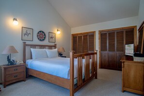 獨棟房屋, 多張床, 庭院, 山景 (104 Juniper-Elkhorn) | 2 間臥室、獨特裝潢、布置獨特、床單