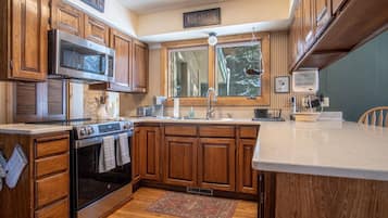 Casa, varias camas, patio, vista a la montaña (104 Juniper-Elkhorn) | Cocina privada | Comedor