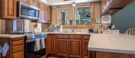 Maison, plusieurs lits, patio, vue montagne (104 Juniper-Elkhorn) | Cuisine privée | Tables à manger