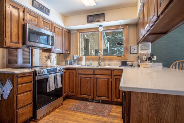 Hus - flere senge - terrasse - bjergudsigt (104 Juniper-Elkhorn) | Privat køkken | Spisebord