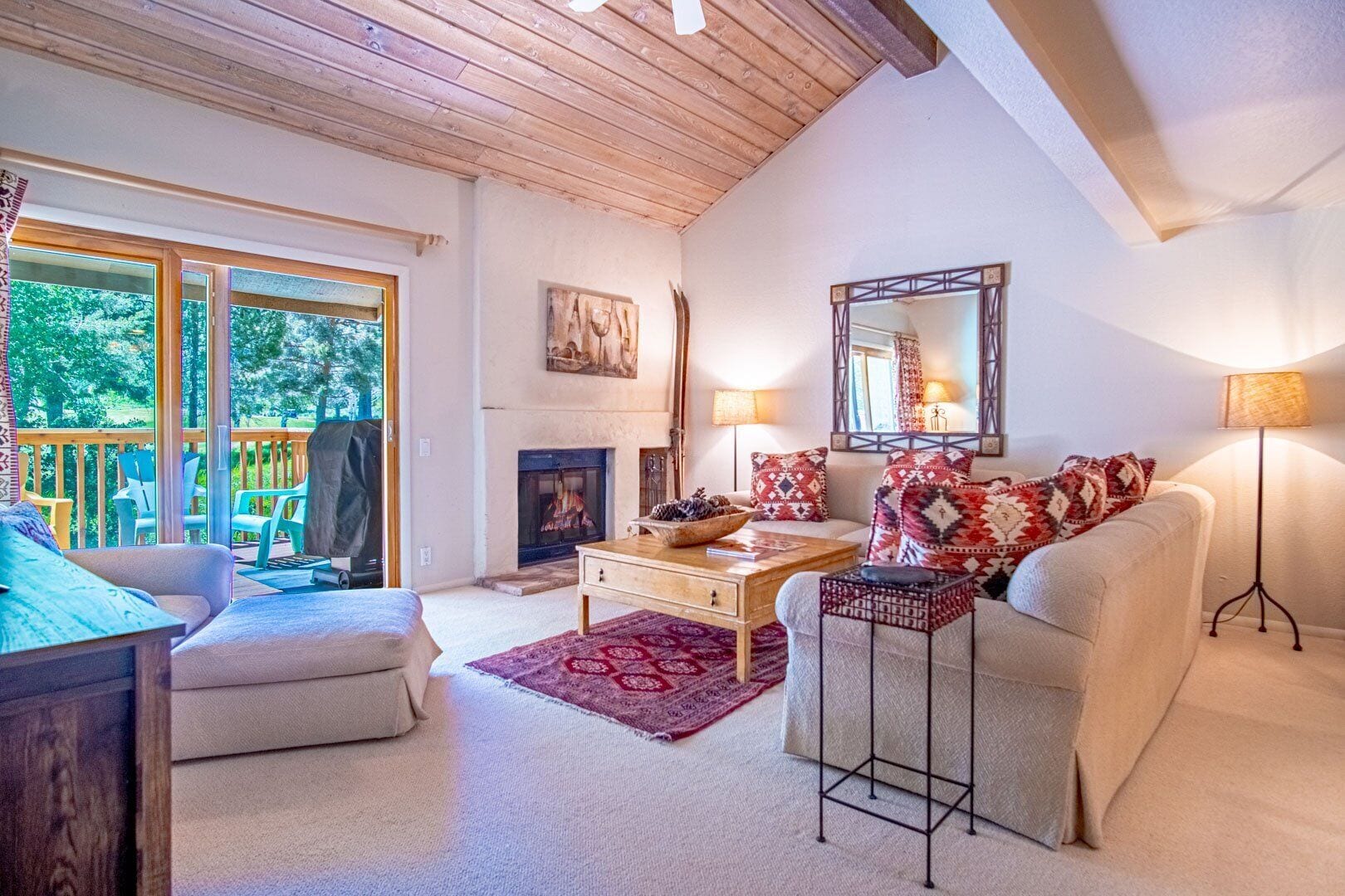 Huoneisto, useita sänkyjä, patio, vuoristonäköala (Sunburst 54) | Oleskelualue | 42–tuumainen taulutelevisio, jossa digitaalikanavat