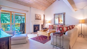 Apartment, Mehrere Betten, Terrasse, Bergblick (Sunburst 54) | Wohnbereich | 42-Zoll-Flachbildfernseher mit Digitalempfang