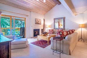 Apartment, Mehrere Betten, Terrasse, Bergblick (Sunburst 54) | Wohnbereich | 42-Zoll-Flachbildfernseher mit Digitalempfang