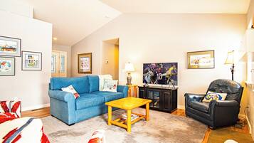 House, Multiple Beds, Patio, Mountain View (Eastridge Escape - PET-FRIENDLY!) | Living area | 42-inch flat-screen TV with digital channels