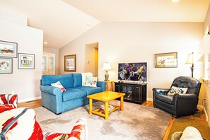 House, Multiple Beds, Patio, Mountain View (Eastridge Escape - PET-FRIENDLY!) | Living area | 42-inch flat-screen TV with digital channels