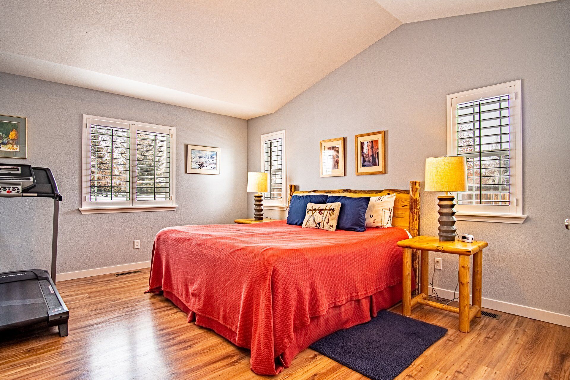 House, Multiple Beds, Patio, Mountain View (Eastridge Escape - PET-FRIENDLY!) | 3 bedrooms, individually decorated, individually furnished, bed sheets