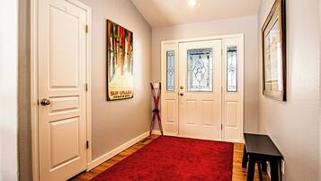 Casa, varias camas, patio, vista a la montaña (Eastridge Escape - PET-FRIENDLY!) | Interior