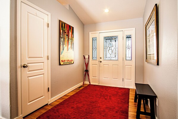 Casa, varias camas, patio, vista a la montaña (Eastridge Escape - PET-FRIENDLY!) | Interior