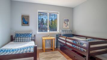 Casa, varias camas, patio, vista a la montaña (Eastridge Escape - PET-FRIENDLY!) | Vista desde la habitación