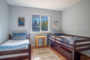 Casa, varias camas, patio, vista a la montaña (Eastridge Escape - PET-FRIENDLY!) | Vista desde la habitación