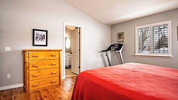 Rumah, Beberapa Tempat Tidur, patio, pemandangan gunung (Eastridge Escape - PET-FRIENDLY!) | 3 kamar tidur dan didekorasi berbeda-beda