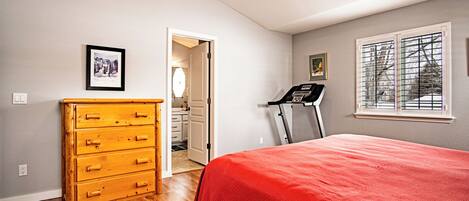 House, Multiple Beds, Patio, Mountain View (Eastridge Escape - PET-FRIENDLY!) | 3 bedrooms, individually decorated, individually furnished, bed sheets