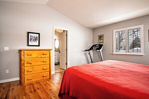 House, Multiple Beds, Patio, Mountain View (Eastridge Escape - PET-FRIENDLY!) | 3 bedrooms, individually decorated, individually furnished, bed sheets