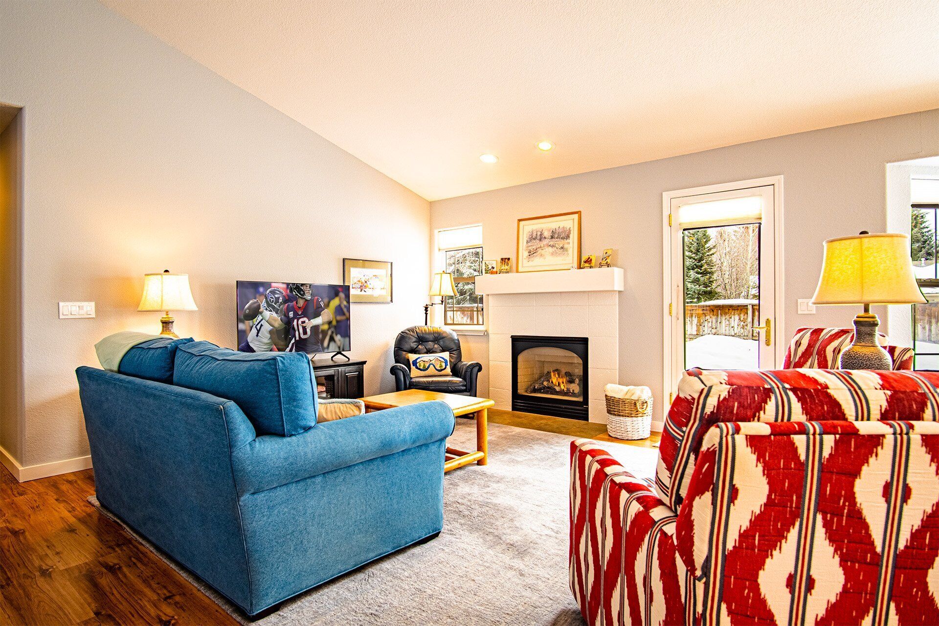 บ้านพัก, หลายเตียง, ลานระเบียง, วิวภูเขา (Eastridge Escape - PET-FRIENDLY!) | บริเวณนั่งเล่น | ทีวีจอแบน 42 นิ้ว พร้อมช่องดิจิตอล