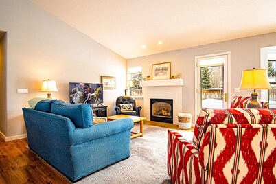 In the Heart of Hailey; Private Pet-friendly 3 Bedroom Home With Garage