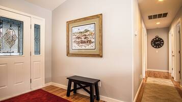 Nhà, nhiều giường, sân hiên, quang cảnh núi (Eastridge Escape - PET-FRIENDLY!) | Nội thất